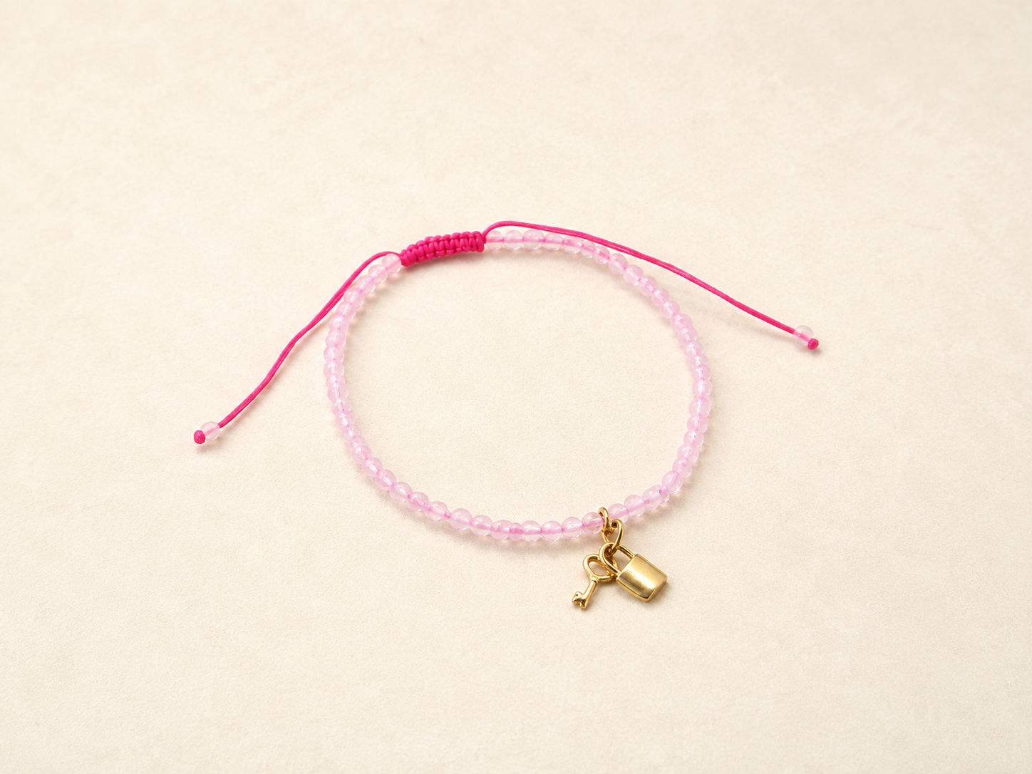 Pulseira pedras com pingentes em ouro