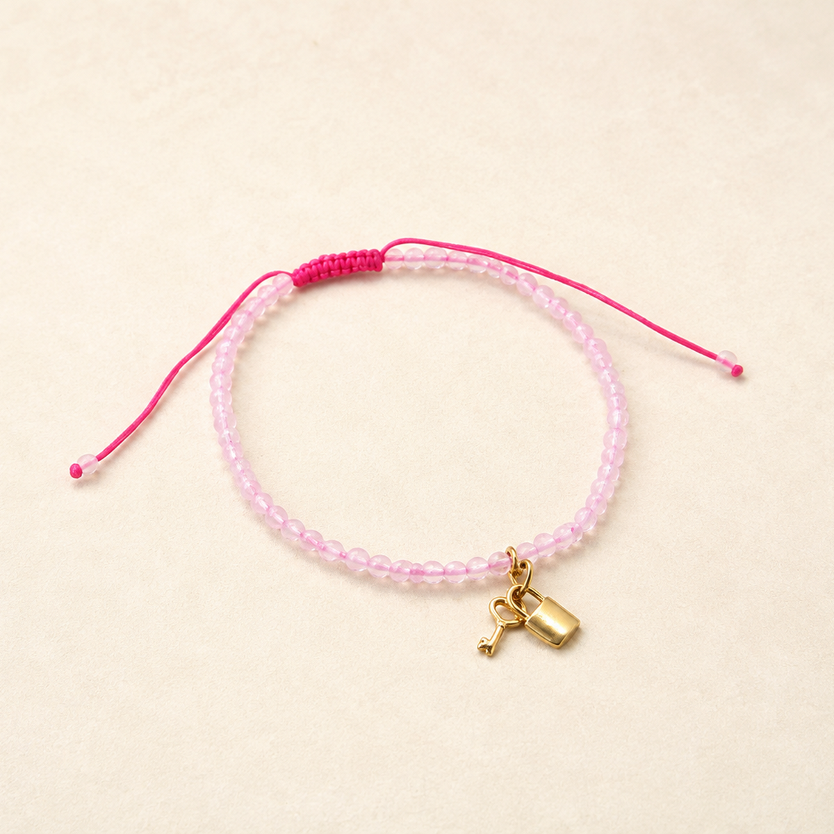 Pulseira pedras com pingentes em ouro
